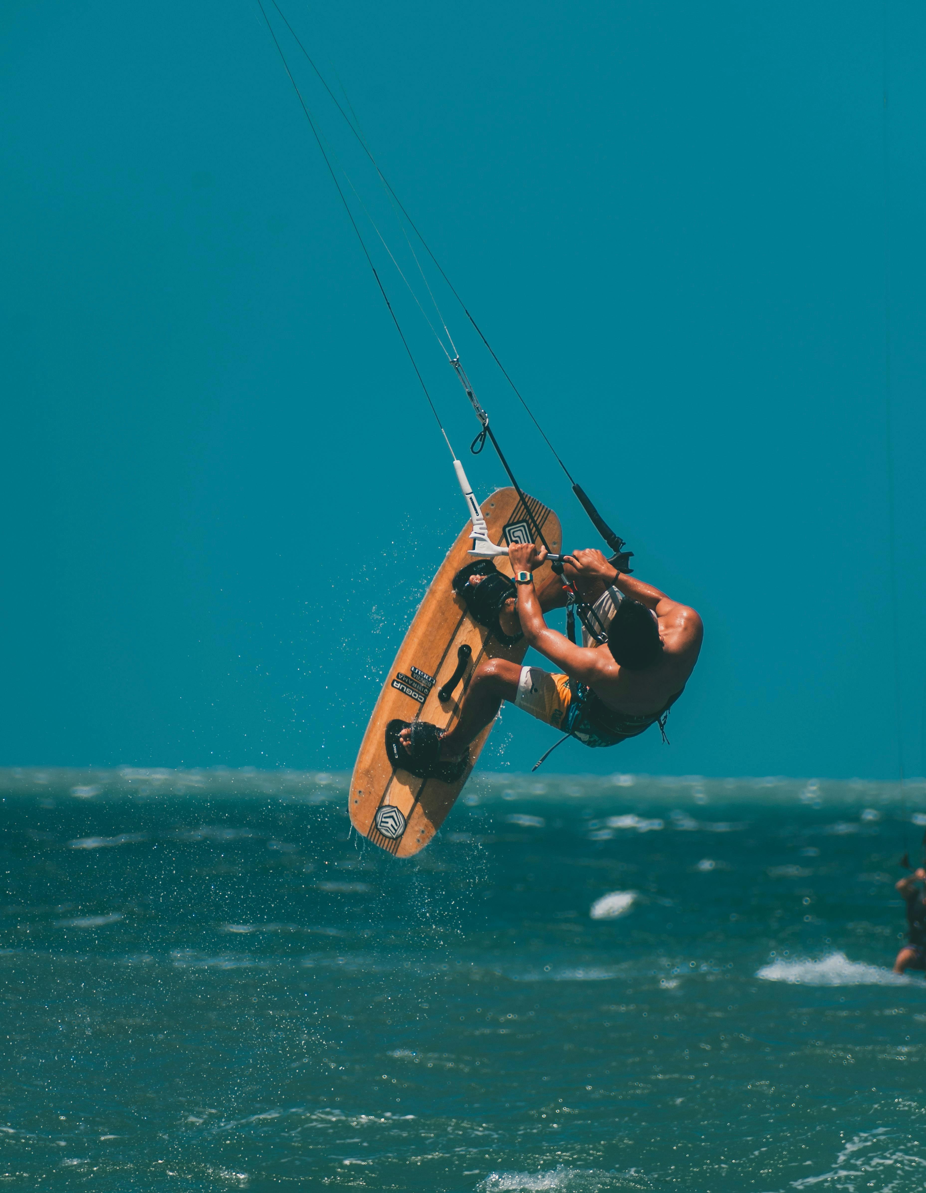 Ein Mann kitesurft auf dem offenen Meer. 